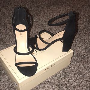 Akira Chicago Platform Heels 💃🏻